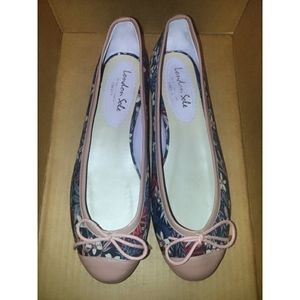 NWOT Womens Sz.7.5 London Sole Floral Ballet Flats
